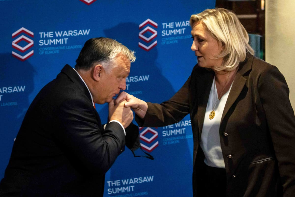 Viktor Orban suutelee Marine Le Penin kättä.