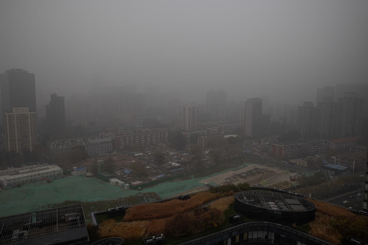 Pekingin rakennuksia nähtynä ilmansaastesumun läpi.