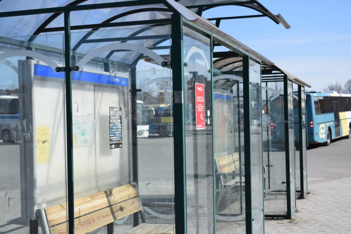 Bussilaiturit Porissa vanhalla linja-autoasemalla, taustalla Porin Linjojen busseja bussi