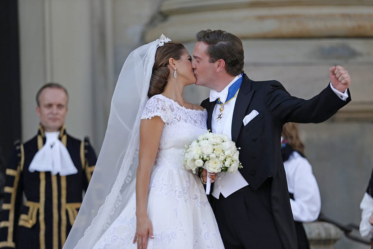 Prinsessa Madeleine ja Chris O'Neill suutelivat kuninkaanlinnan kirkon ulkopuolella vihkimisen jälkeen.