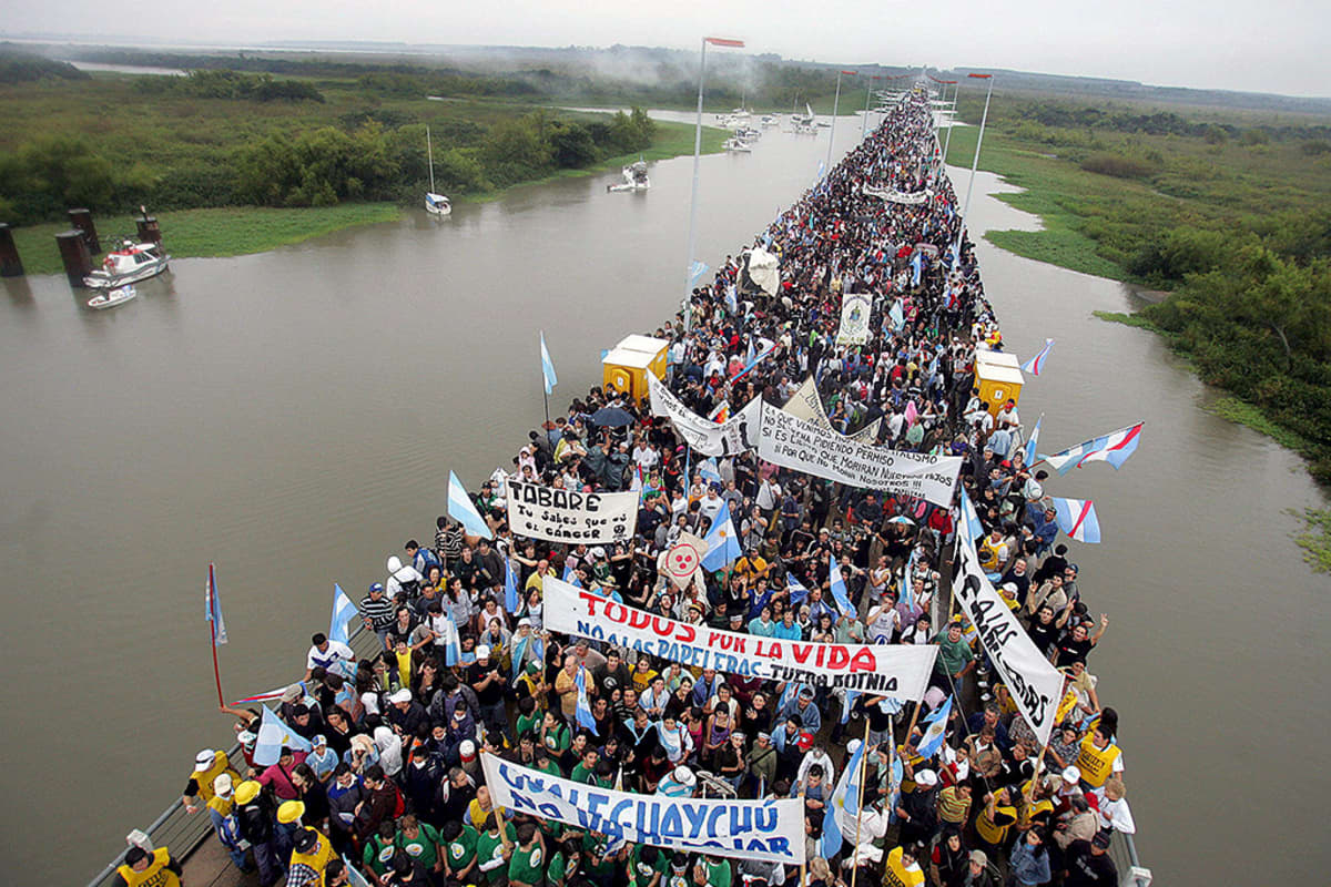 Argentiinalaiset ympäristöaktivistit osoittavat mieltään Fray Bentosin sellutehdasta vastaan San Martinin sillalla Argentiinan ja Uruguayn rajalla.