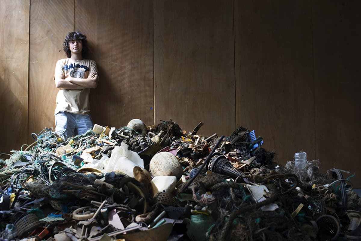 19-vuotias hollantilaismies Boyan Slat on keksinyt keinon, jolla valtamerestä voitaisiin siivota muovijätettä.