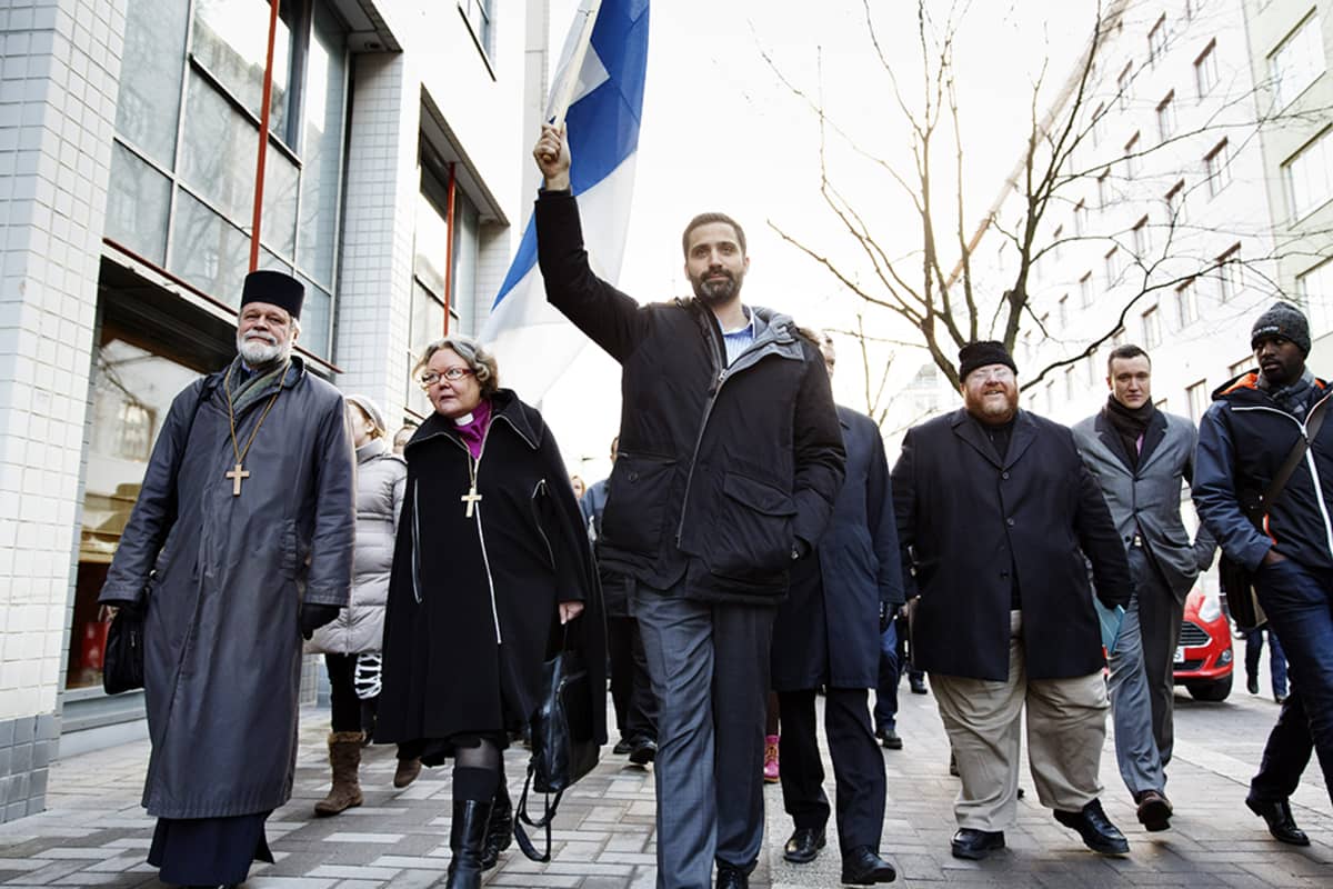 Kristityt, muslimit ja juutalaiset kävelivät ennakkoluuloja vastaan  Helsingissä | Yle Uutiset