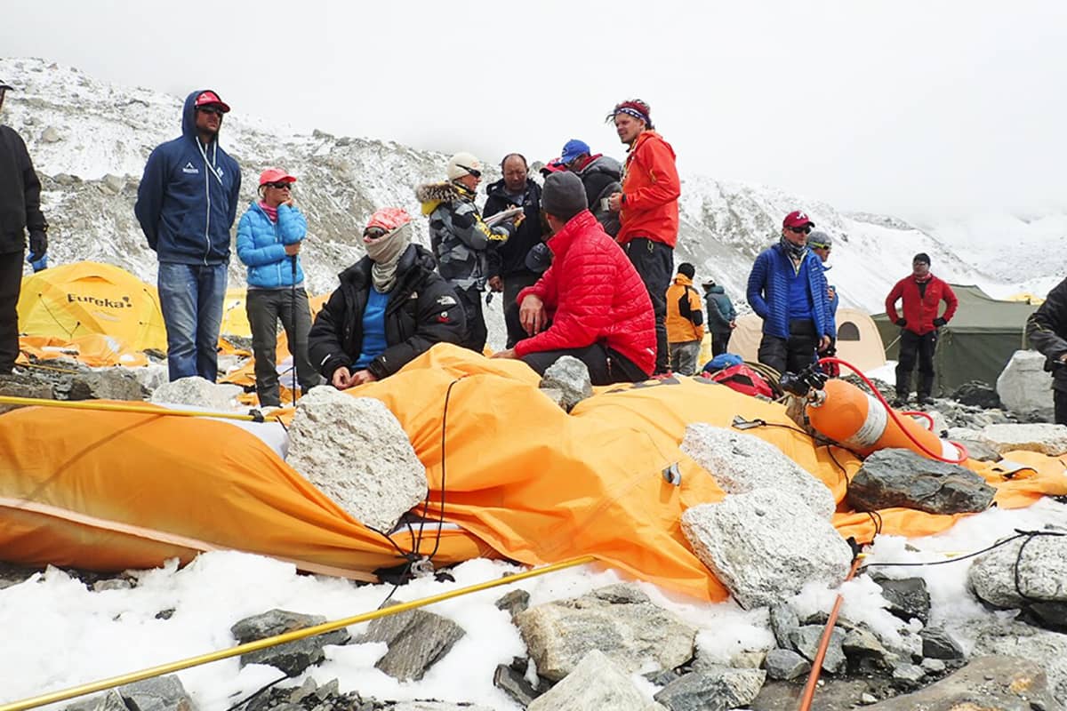 Kiipeilijöitä maanjäristyksen tuhoamalla leirillä Mount Everest -vuorella 25. huhtikuuta.