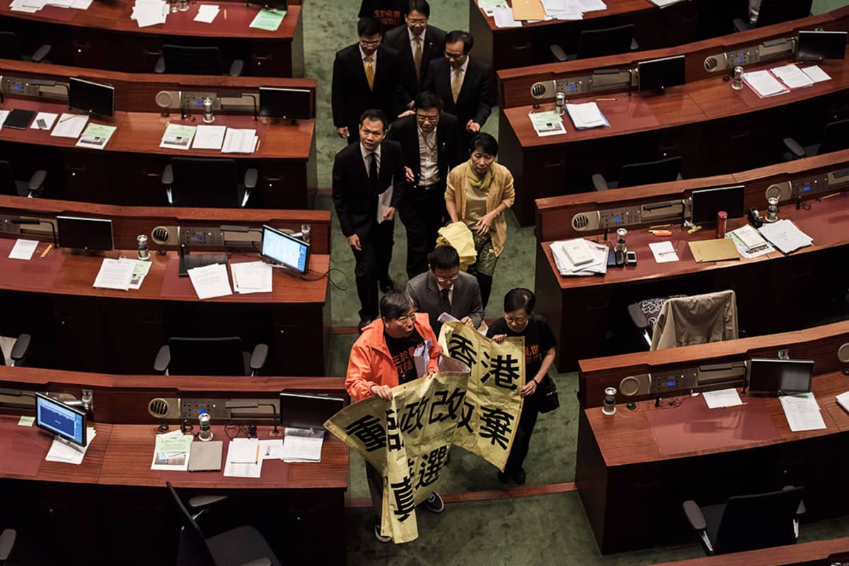 Hongkongin lakiasäätävän neuvoston demokratiaa kannattavia jäseniä poistumassa kokouksesta.