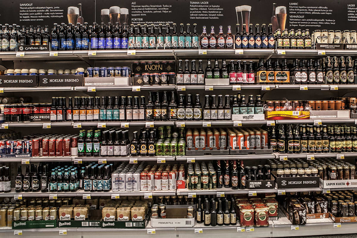 Alkoholin myyntiaikojen laajentamiselle kannatusta kansanedustajilta | Yle  Uutiset