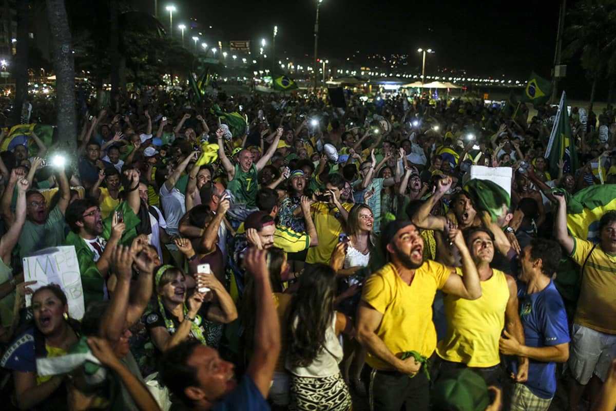 Brasilialaiset juhlivat kongressin alahuoneen tekemää, presidentti Dilma Rousseffin virkarikossyytettä tukevaa äänestystulosta Rio de Janeirossa 17. huhtikuuta 2016. 