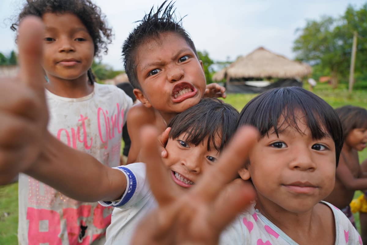 Munduruku-intiaanien Sawré Muybu -kylän lapsia.