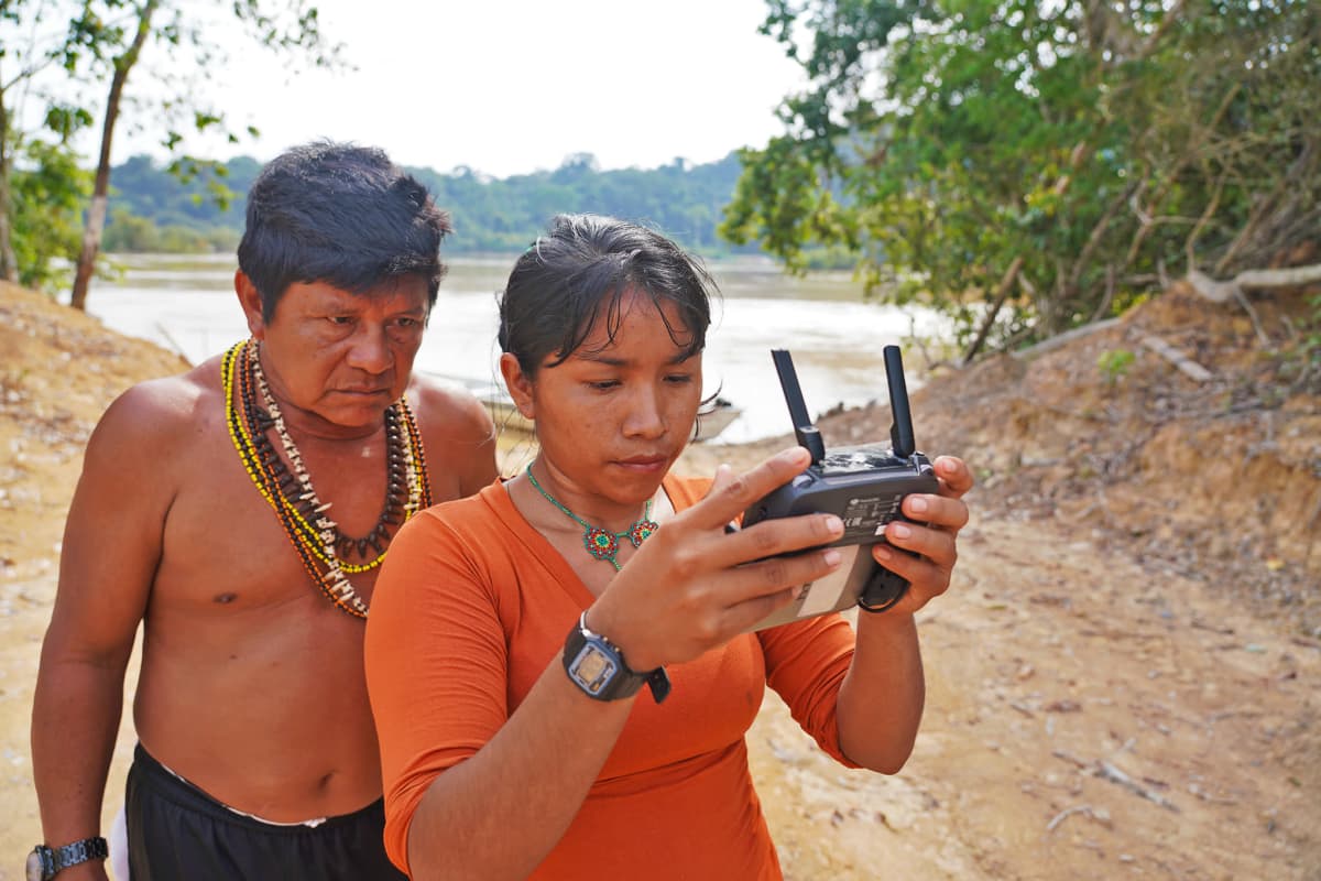 Munduruku-intiaanit Juarez Saw ja Aldira Akai käyttävät droonia laittomien hakkuiden arviointiin.