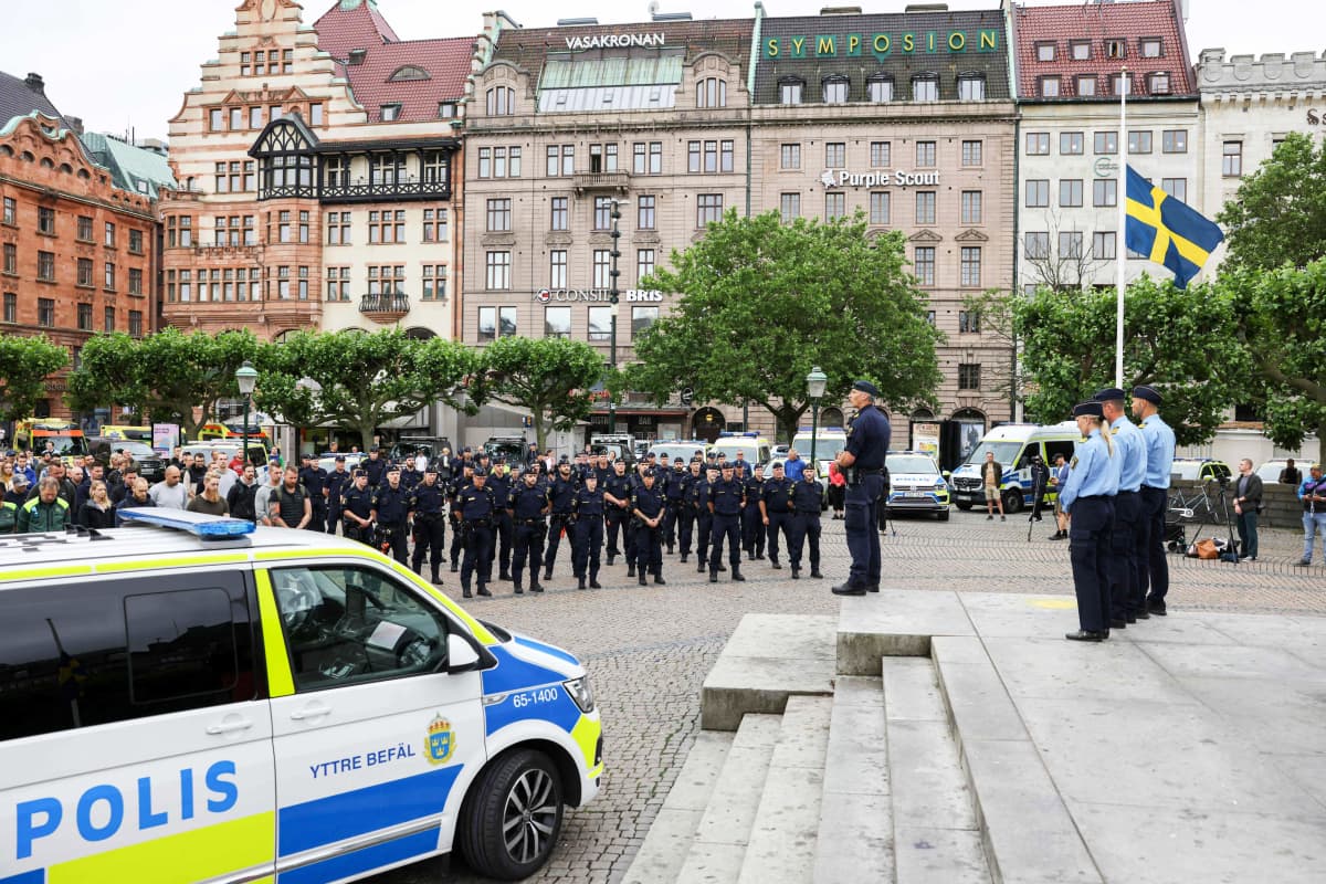 Joukko poliiseja seisoo aukiolla Malmössä.