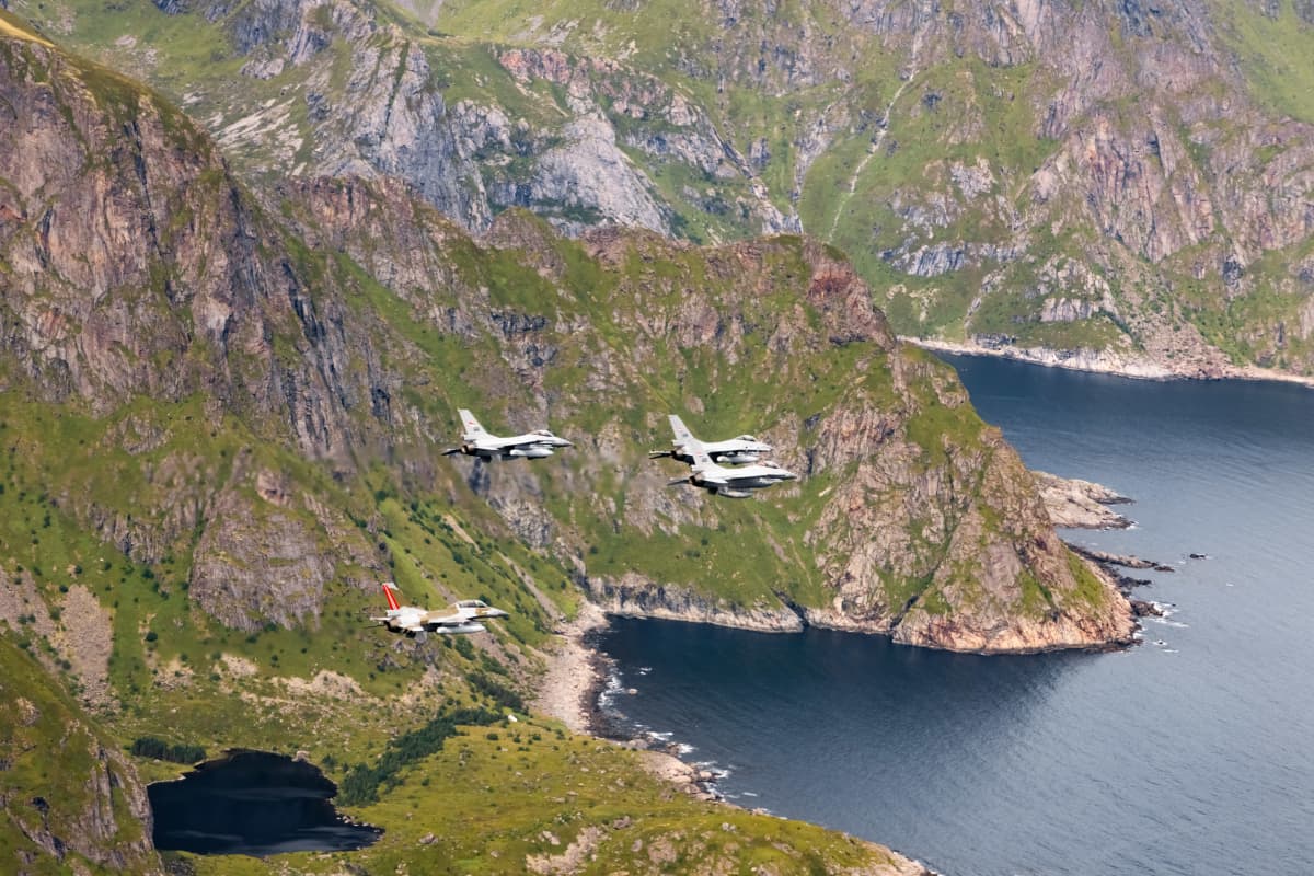 Kolme hävittäjää lentää lofooteilla Norjassa.