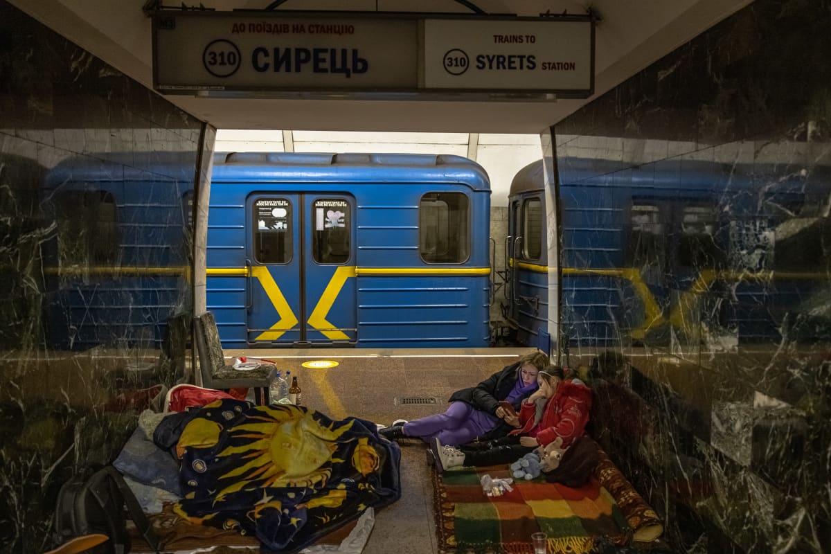 Ihmisiä suojassa Kiovan metroasemalla.