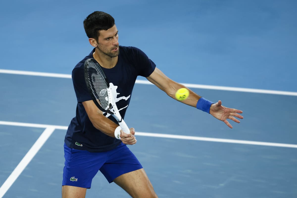 Novak Djokovic lyö tennispalloa.
