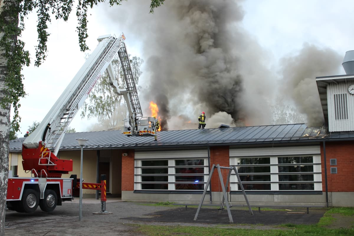 Mikkelin Tuppuralan koulu palaa, pelastaja katolla sammutustöissä.