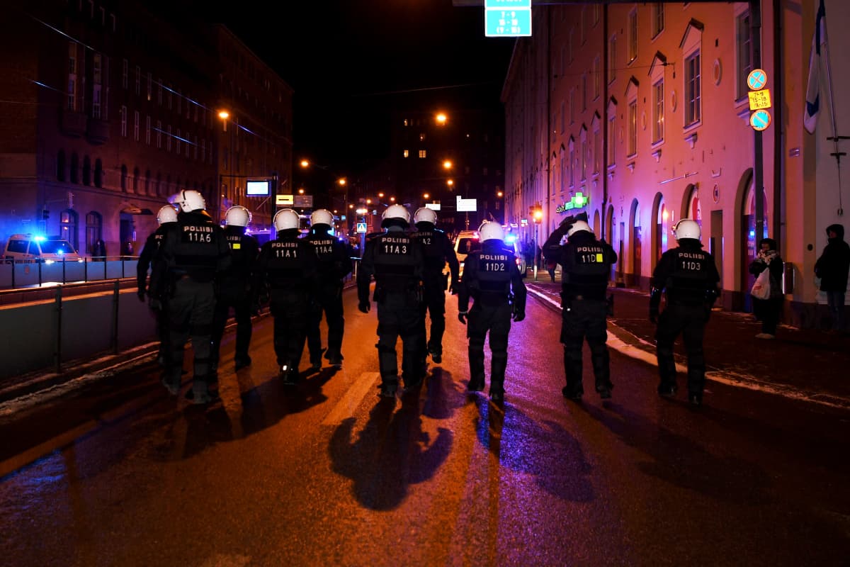 Poliiseja kadulla Helsingissä itsenäisyyspäivänä. 
