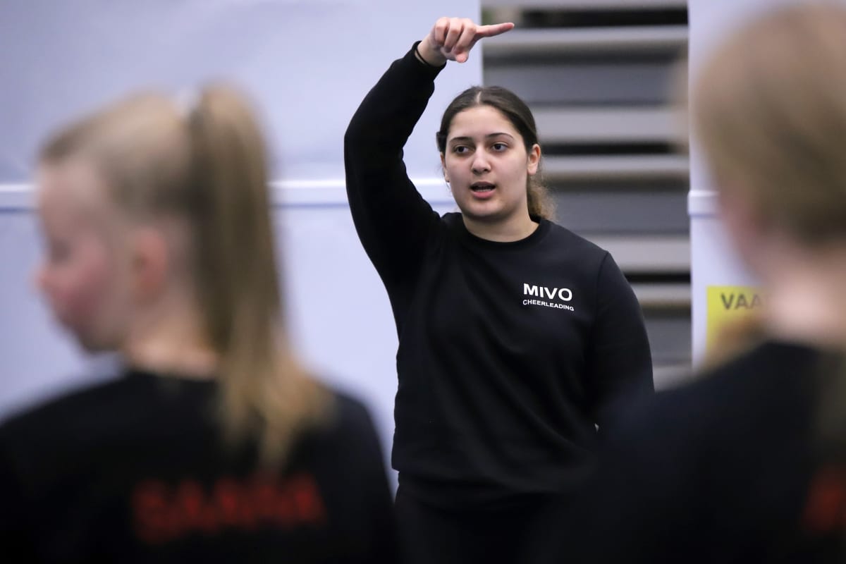 Mikkelin Voimistelijoiden valmentaja Amina Ighmour opastaa Rubies-cheerleading ryhmää.