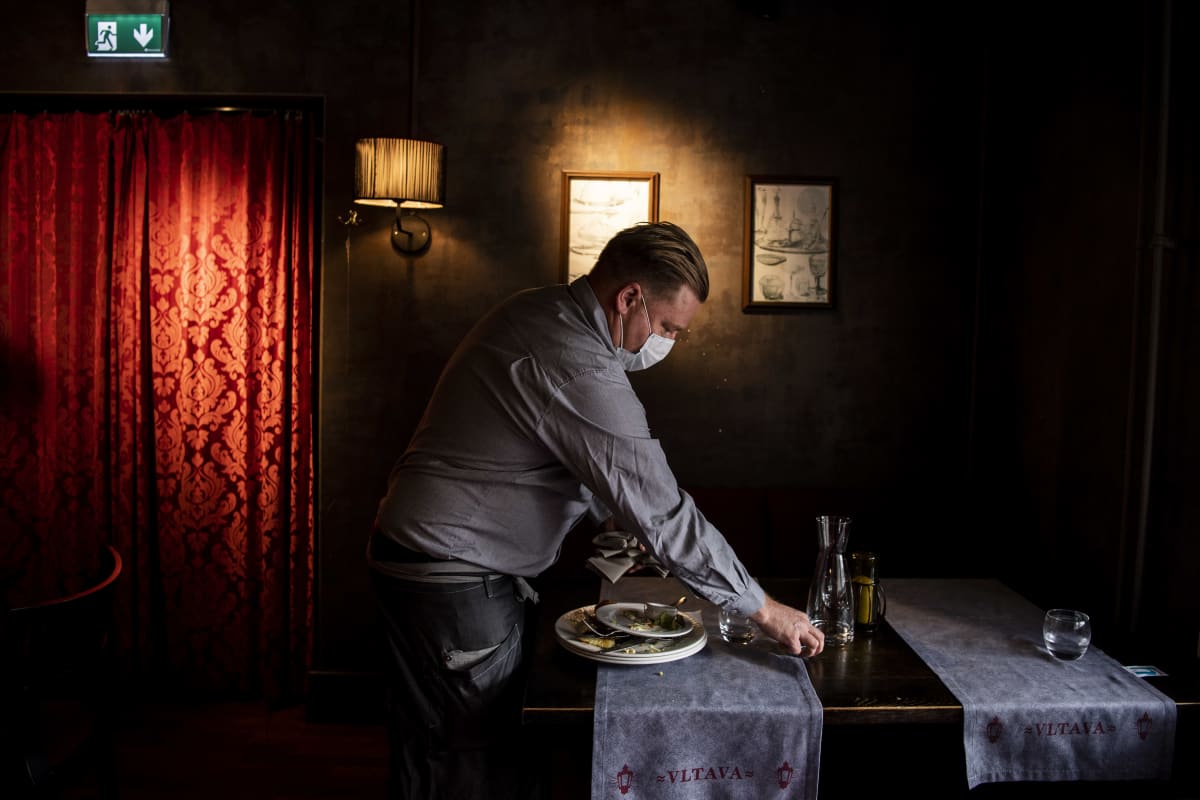 Kuvassa tarjoilija työskentelee ravintola Vltavassa lokakuussa 2020.