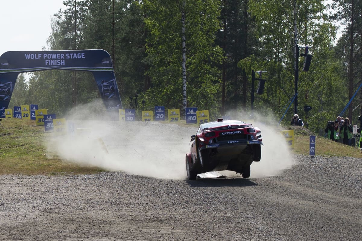 Auto laskeutuu hypyn jälkeen ilmasta maahan Jyväskylän MM-rallissa.  