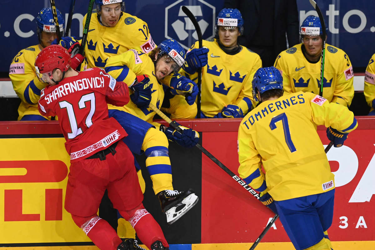 Ruotsi ja Valko-Venäjä kamppailevat kaukalossa jääkiekon MM-kisoissa 2021.