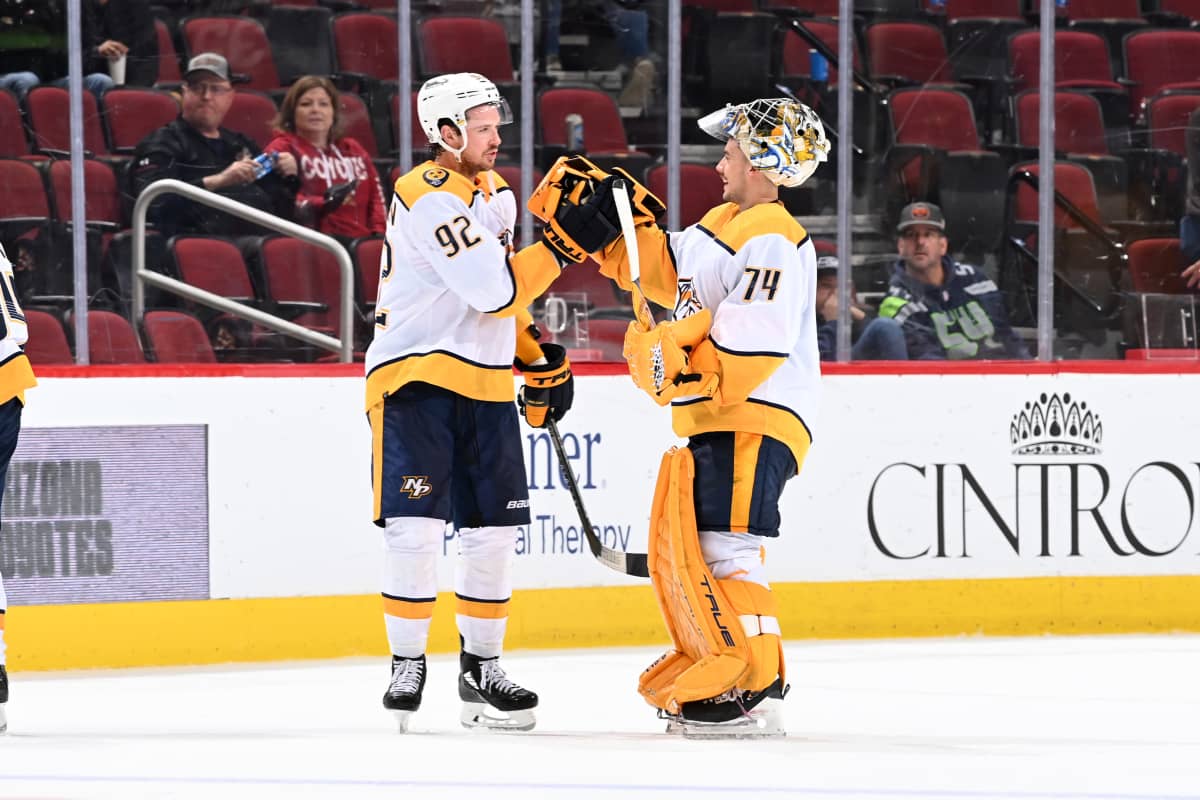 Nashvillen maalivahti Juuse Saros ja Ryan Johansen iloitsevat Arizona-voitosta NHL:ssä 9.1.2022.