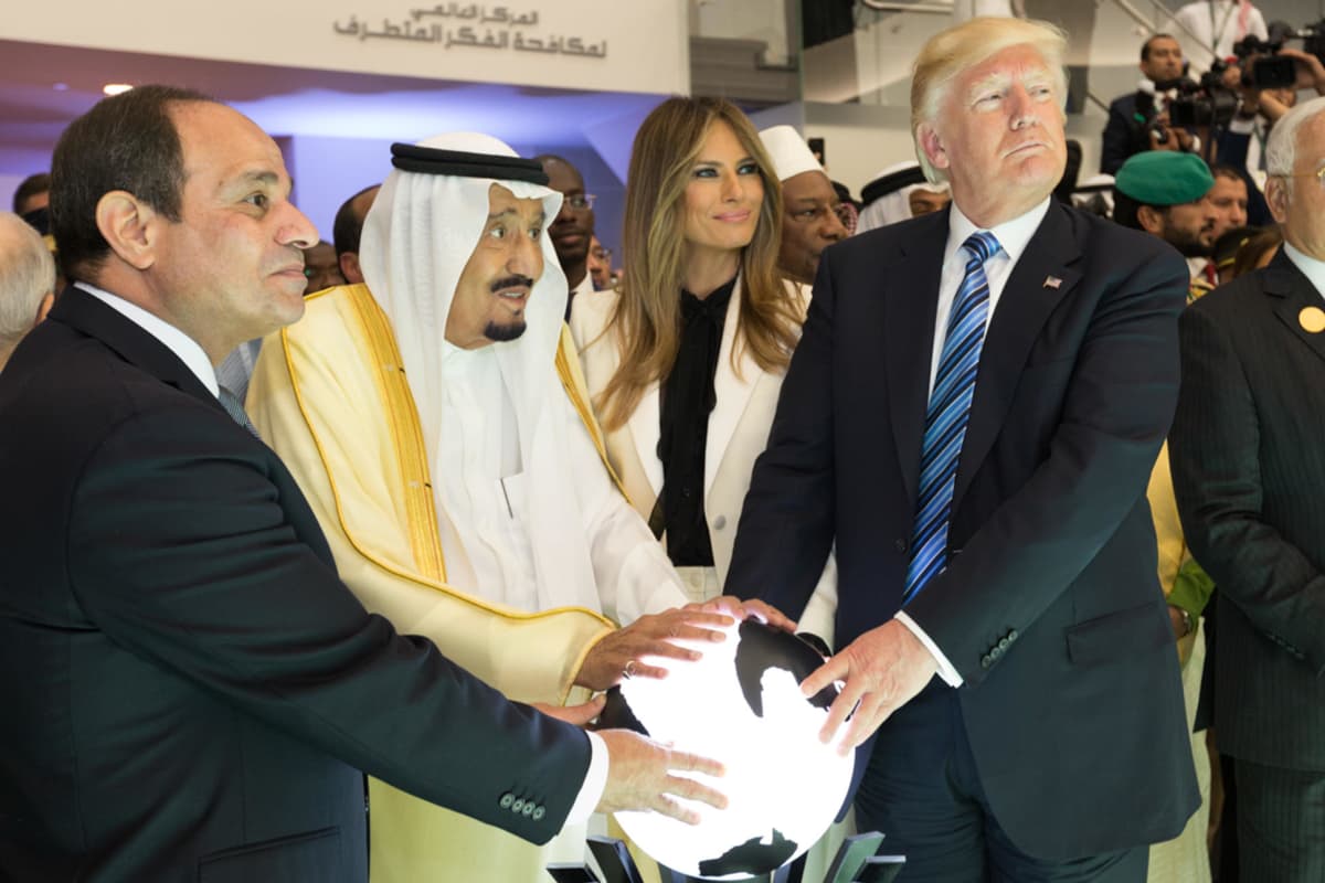 Trump veljeili Saudi-Arabian kuningas Salmanin ja muiden itsevaltiaiden kanssa.