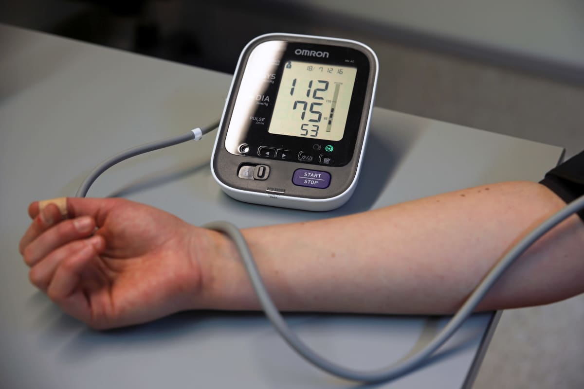 Anonyymin henkilön verenpaineen mittausta lääkärissä.