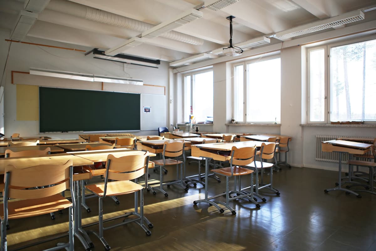 Tyhjä luokkahuone Ilmaristen yhtenäiskoulussa Liedossa.