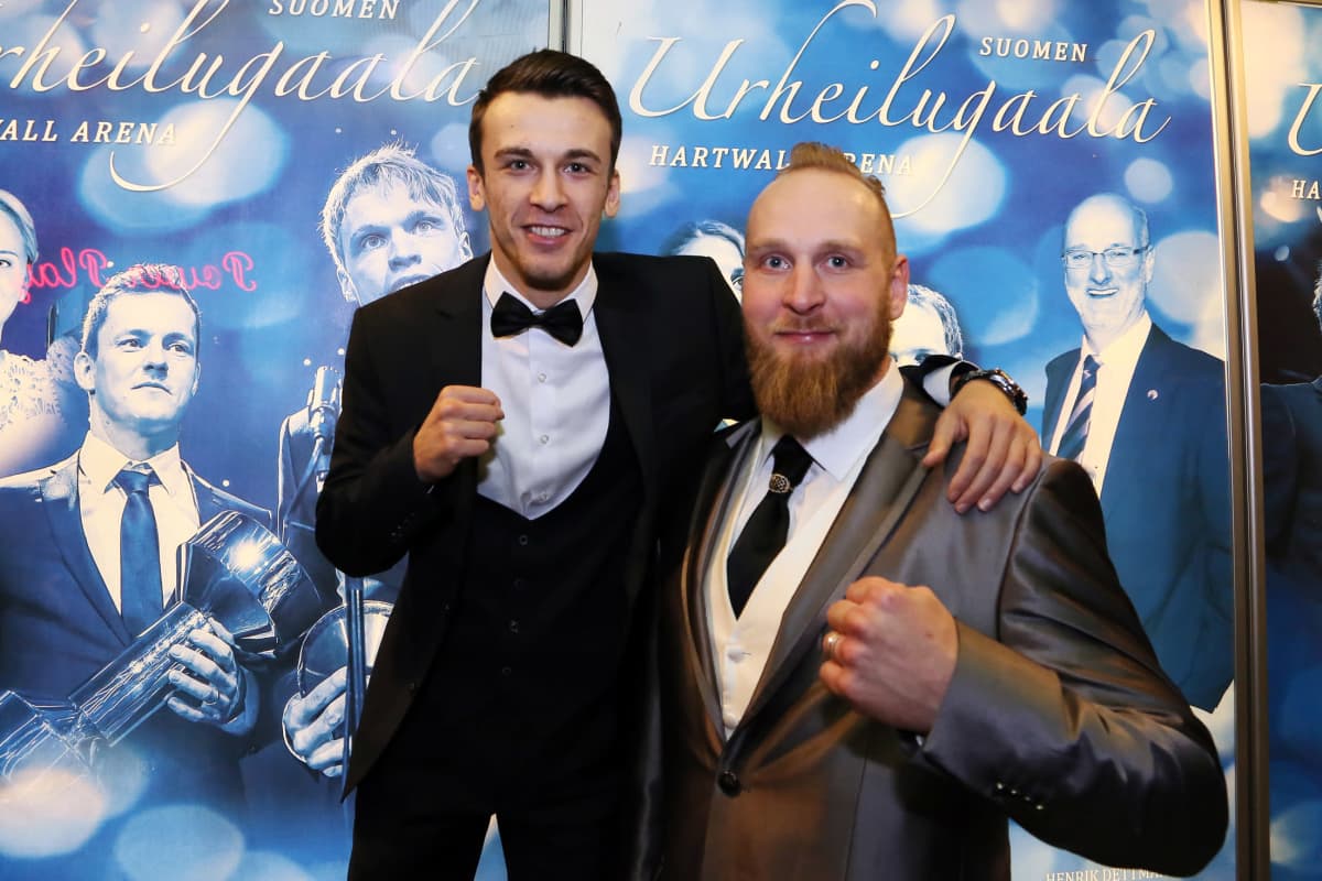 Nyrkkeilijät Arslan Khataev (vas.) ja Robert Helenius poseerasivat Urheilugaalassa 2016.
