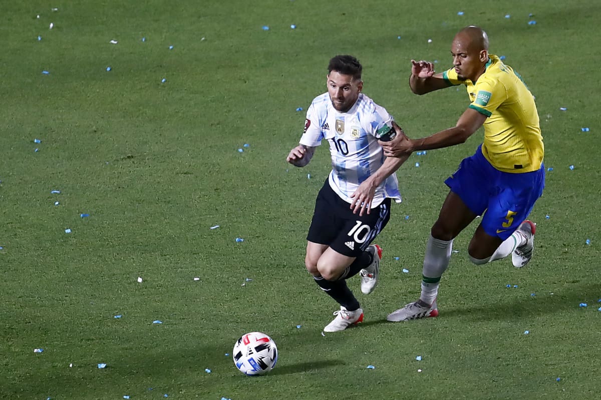 Argentiinan ja PSG:n Lionel Messi yrittää karata Brasilian ja Liverpoolin keskikenttäpelaajalta Fabinholta.