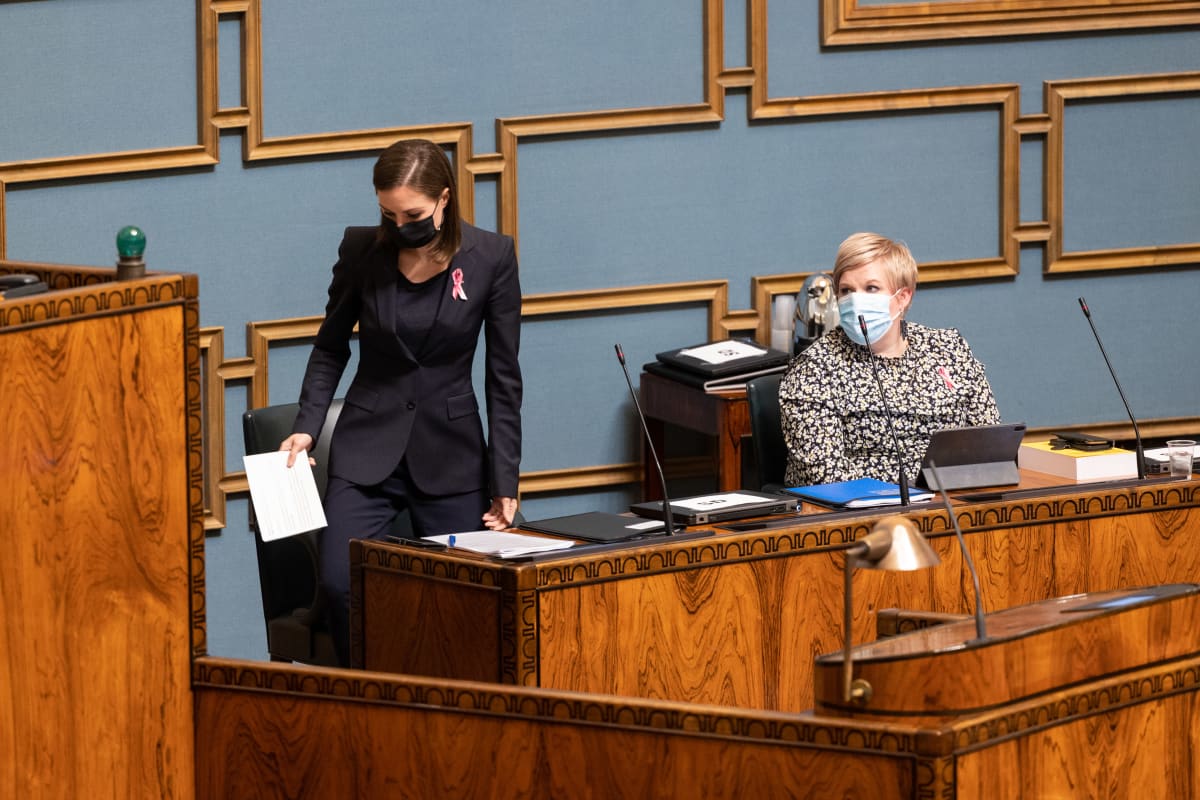 Pääministeri Sanna Marin vastaa opposition väittämiin budjettikeskustelussa eduskunnan istuntosalissa.