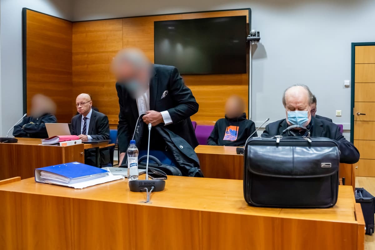 Syytettyjä oikeussalissa Pirkanmaan käräjäoikeudessa.