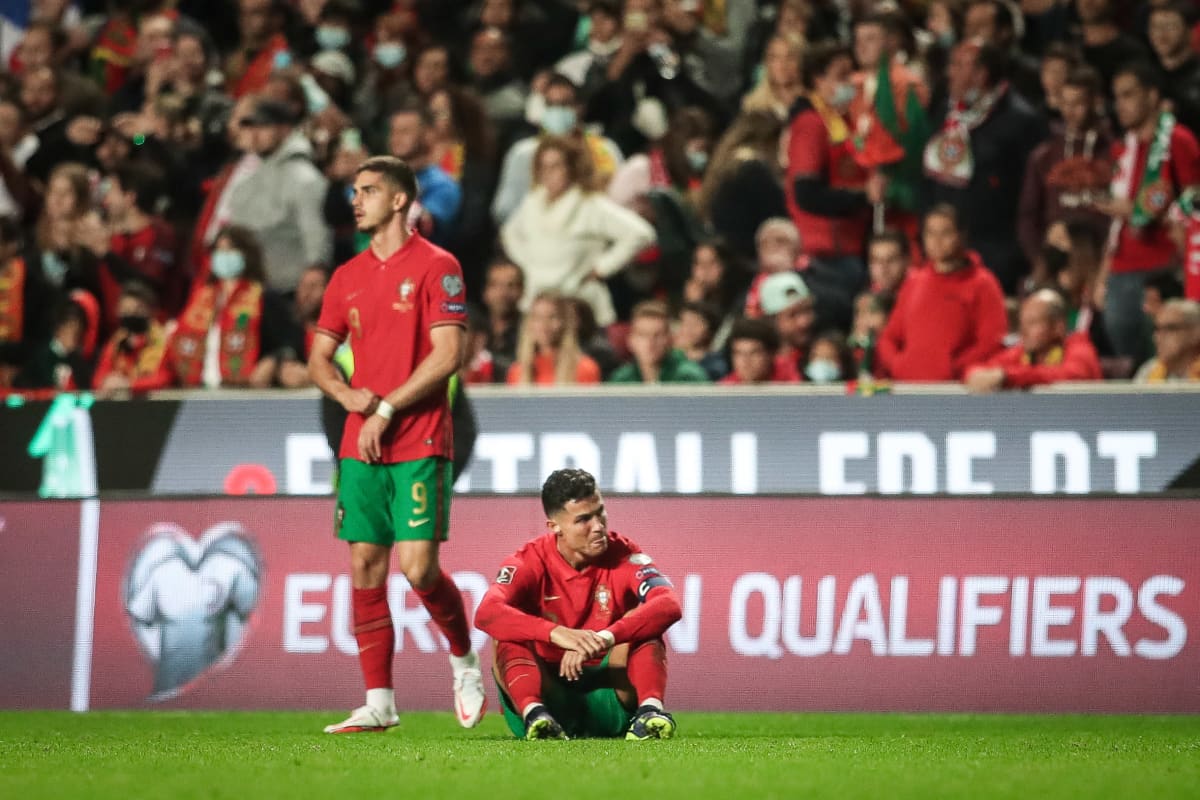 Cristiano Ronaldo istui pitkään nurmen pinnassa pettyneenä, kun MM-kisapaikka lipesi Serbialle.