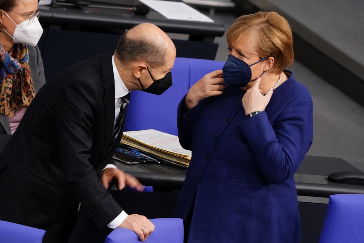 SPD:n puheenjohtaja ja tuleva liittokansleri Olaf Scholz neuvotteli torstaina liittopäivillä virkaatekevän liittokanslerin, CDU:n Angela Merkelin kanssa.