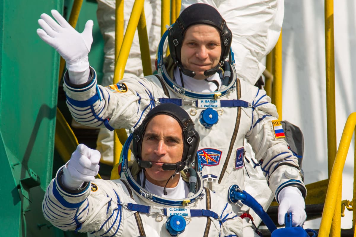 Nasan astronautti Christopher Cassidy (edessä) ja Roscosmosin kosmonautti Ivan Vagner poseerasivat ennen lähtöä ISS:lle 9. huhtikuuta 2020.