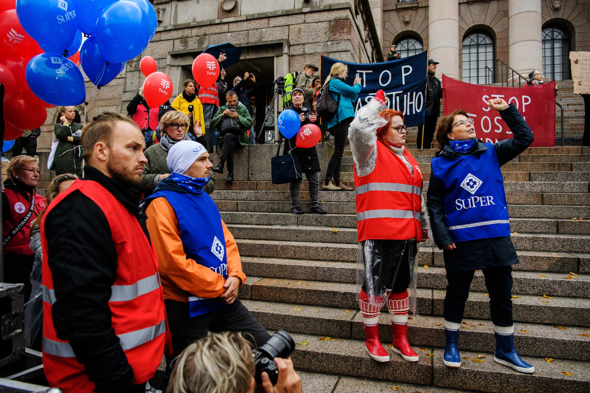 Tehy ja Super järjestivät mielenosoituksen sateisena perjantaina Helsingissä syyskuussa.