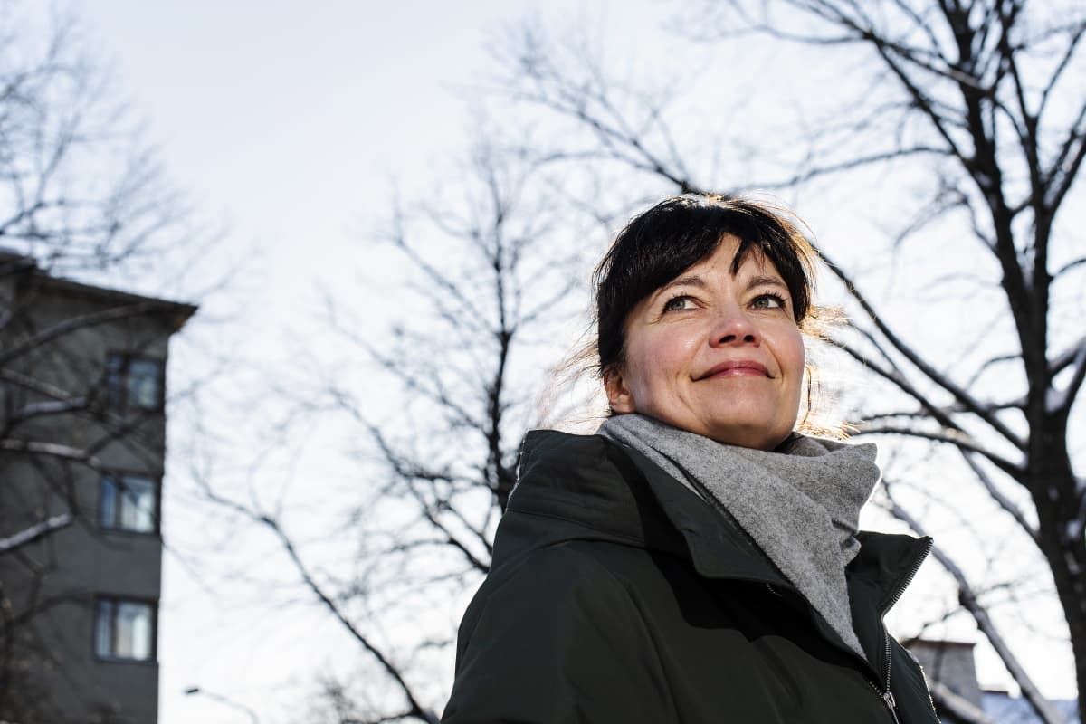 Kokoomuksen Kirsi Piha valokuvattiin Kirjailijanpuistossa Töölössä helmikuun 2021 alussa.