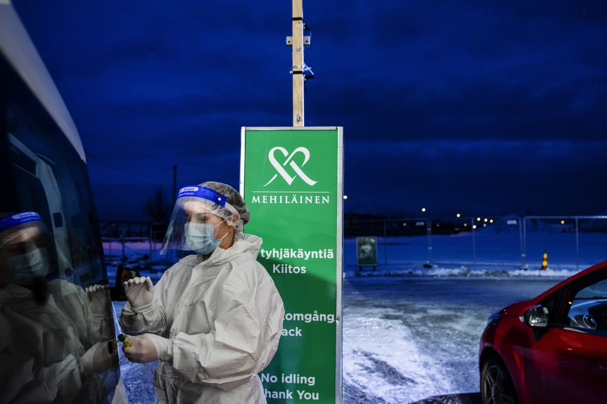 Mehiläisen drive-in-testausasemalla Helsingin Hernesaaressa tehtiin koronavirustestejä lumisessa säässä 4. tammikuuta 2021.