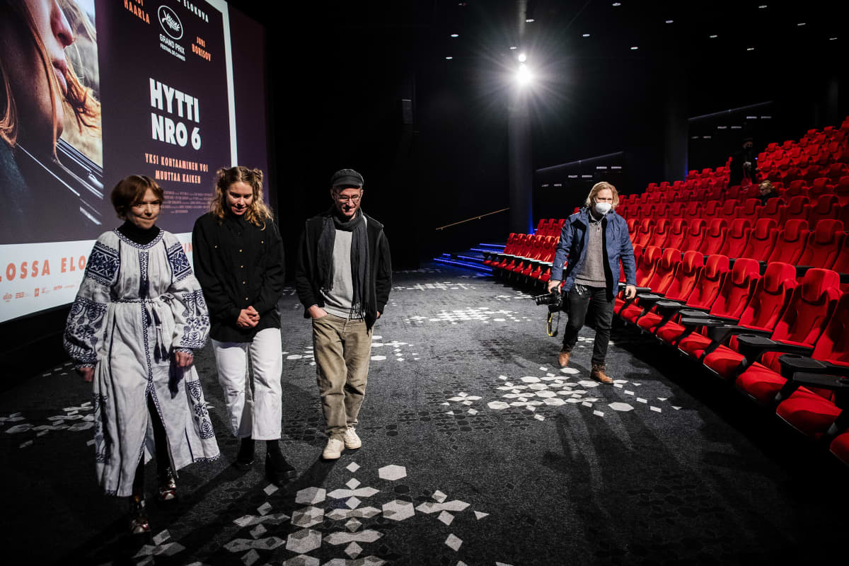 Näyttelijä Seidi Haarla, ohjaaja Juho Kuosmanen ja kirjailija Rosa Liksom esiintyivät medialle Tennispalatsissa.
