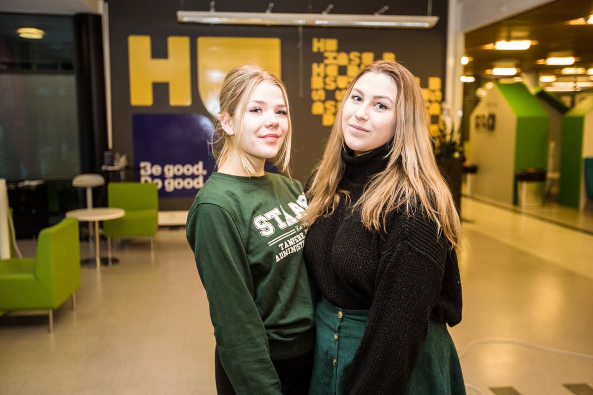Tampereen yliopiston hallintotieteiden opiskelijoiden ainejärjestö Staabi ry:n Ada Siikaluoma ja Elina Reims poikkeuksellisesti kuvattuna Tamkin pääkampuksella. 