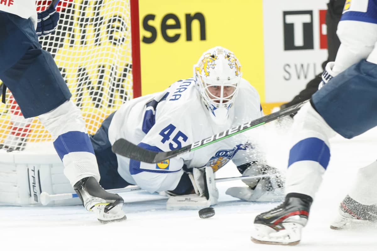 Jussi Olkinuora seurasi kiekkoa katseellaan.