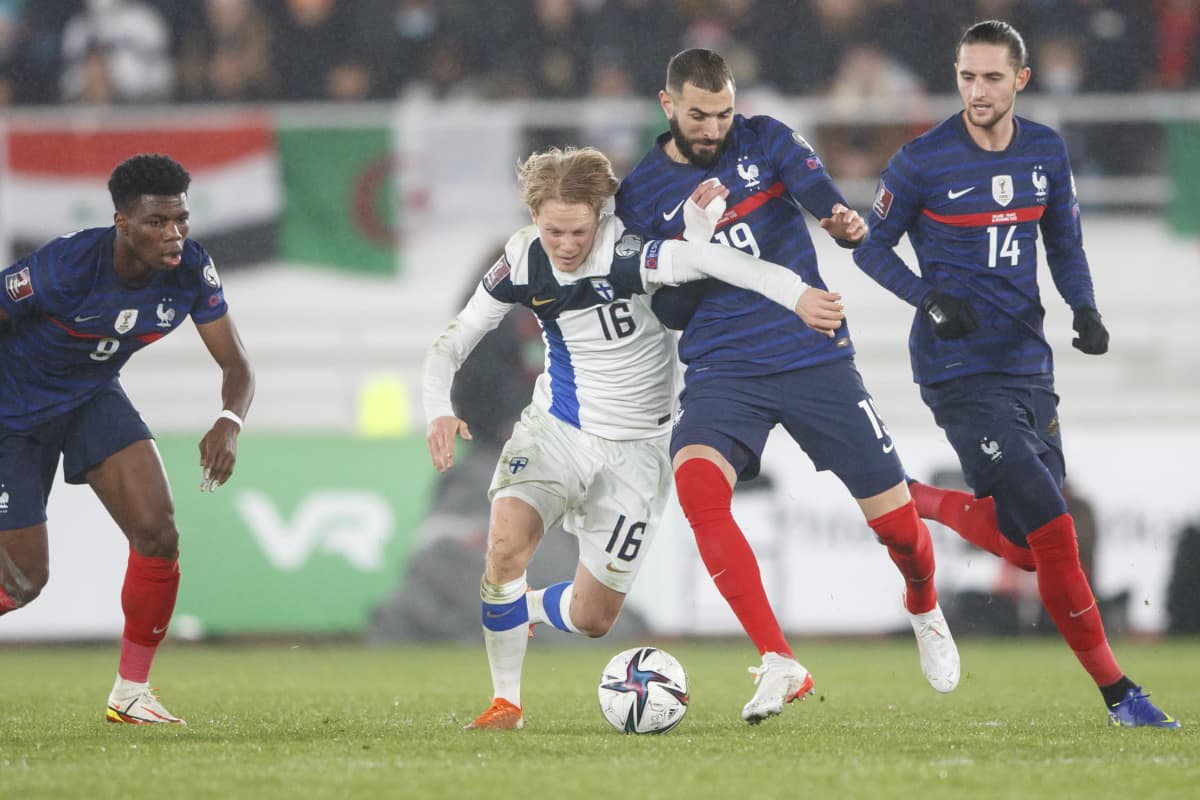 Urho Nissilä i närkamp mot Karim Benzema i VM-kval mot Frankrike.