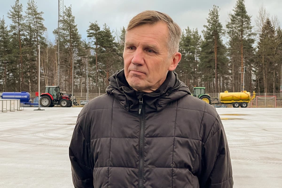 Aviasport Areena -yhtiön toimitusjohtaja ja hallituksen puheenjohtaja Sakari Myllys seisoo Lappeenrannan kisapuiston tekojääradan reunalla.