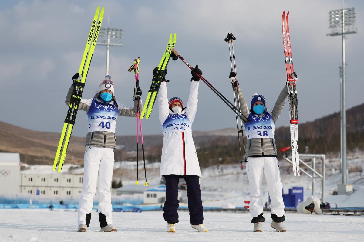 Therese Johaug (keskellä) voitti myös toisen naisten hiihtomatkan Pekingissä. Kerttu Niskaselle (vas.) hopeaa ja Krista Pärmäkoskelle pronssia.