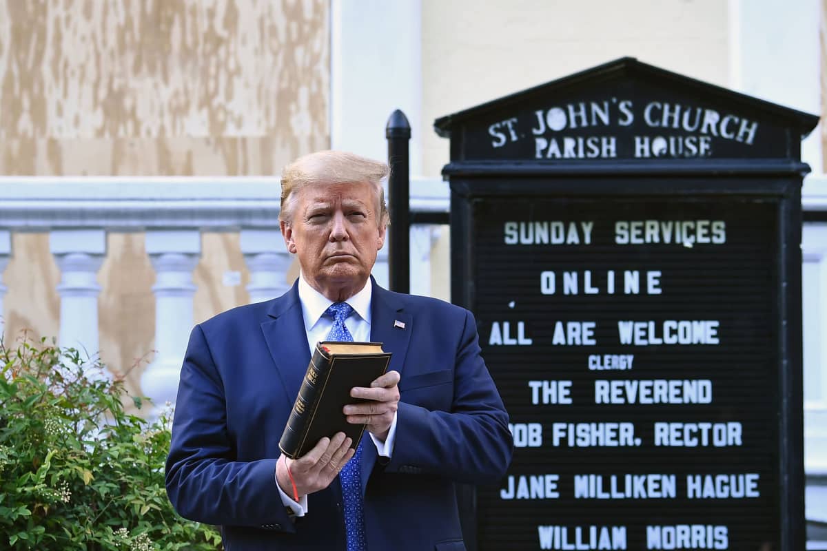 Yhdysvaltain presidentti Donald Trump poseerasi kirkon edustalla.