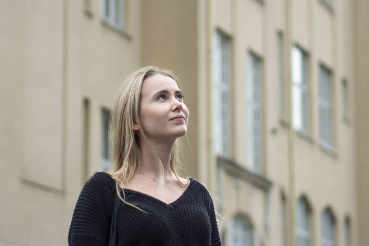 Julia Koskiniemi 22 Vaihtoi Lapsena Koulua Parin Vuoden Valein Synttarit Helpottivat Valtavasti Nuoret Kertovat Miten Muutoista Selviaa Yle Uutiset Yle Fi