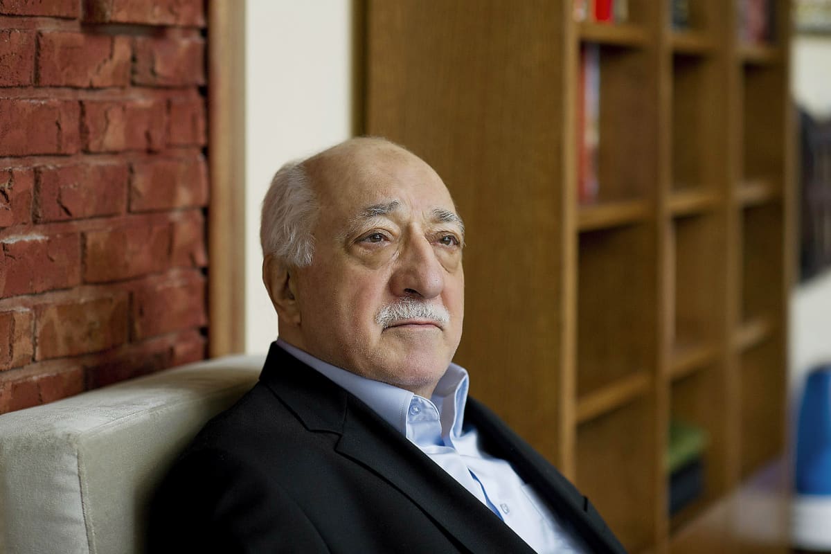 Kasvokuva sohvalla istuvasta Fethullah Gülenistä.