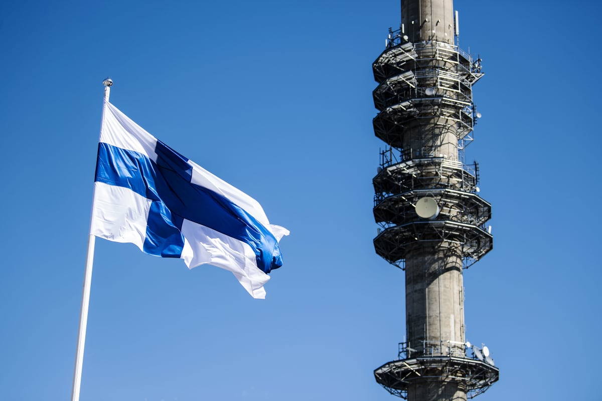 Kuvassa liehuu Suomen lippu, taustalla näkyy Pasilan linkkitorni.