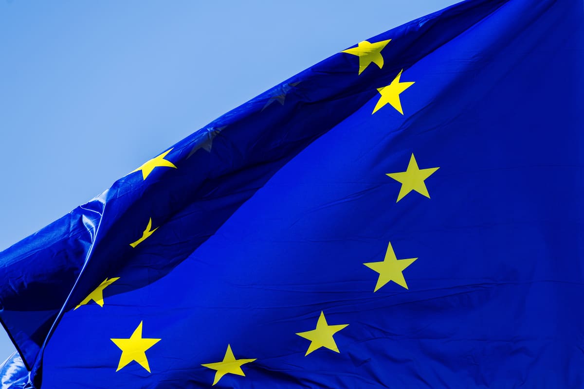 Kuvassa liehuu Euroopan unionin lippu.