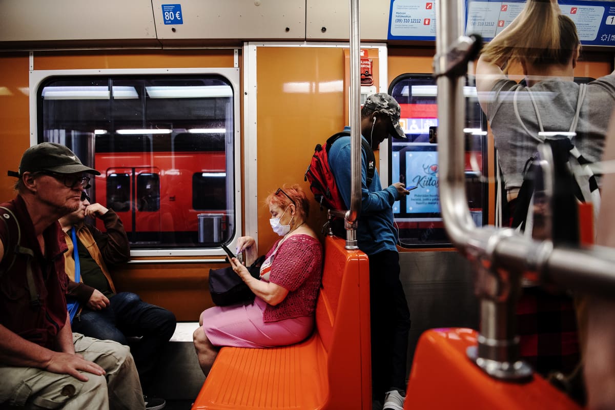 Henkilö käytti hengityssuojainta Helsingin metrossa helteisenä perjantaina kesäkuun 2020 lopulla.