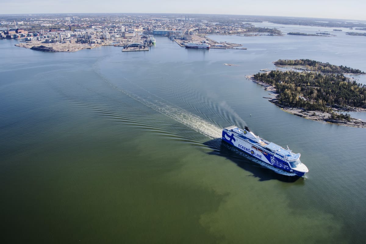 Kuvassa on Helsingistä lähtenyt Eckerö Linen M/S Finlandia-alus toukokuussa 2020.